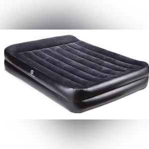 Air Mattress/ Queen Airbed w/ Built-In 120V Pump & Pillow